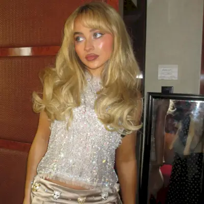 Sabrina Carpenter with voluminous haircut at Coachella