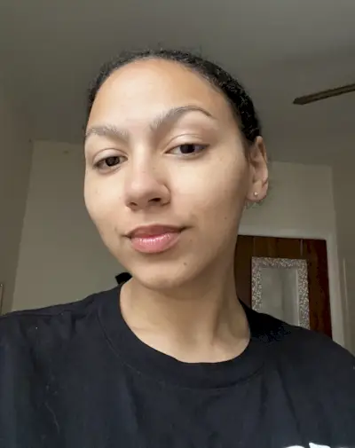 WWW editor showing what she looked like before using the Therabody Theraface Depuffing Wand.