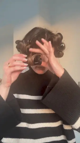 how-to-use-hair-rollers-305445-1675880396416-image