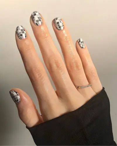 new-years-eve-nails-311328-1702897381358-main