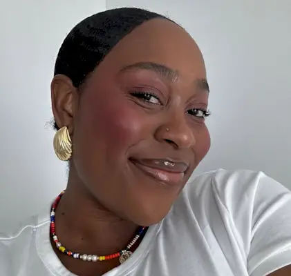 Mommy's Reviews editor Aniyah Morinia testing Ami Colé's Desert Date Cream Multistick.