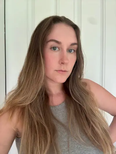 Mommy's Reviews editor Kaitlyn McLintock testing Violette_Fr's Bisou Blush.