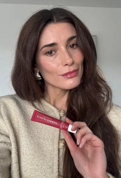Eleanor wearing Summer Fridays Butter Lip Balm in Cherry