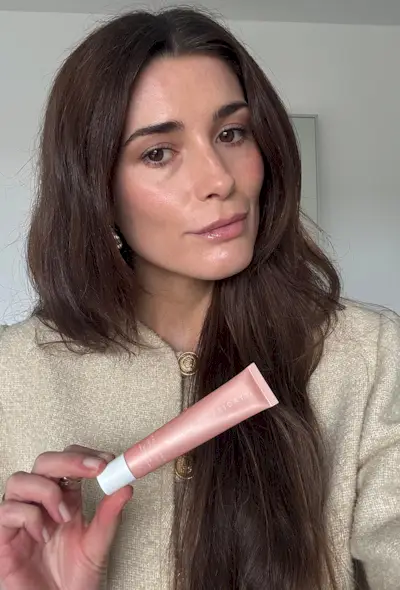 Eleanor wearing Summer Fridays Butter Lip Balm in Birthday Cake