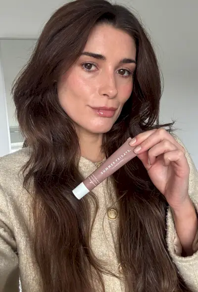 Eleanor wearing Summer Fridays Butter Lip Balm in Vanilla Beige