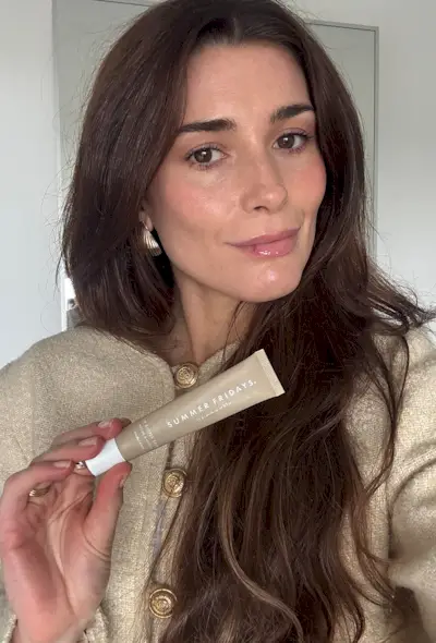 Eleanor wearing Summer Fridays Butter Lip Balm in Vanila