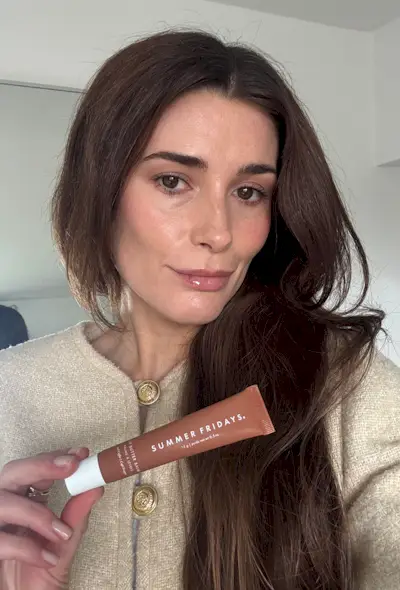 Eleanor wearing Summer Fridays Butter Lip Balm in Iced Coffee