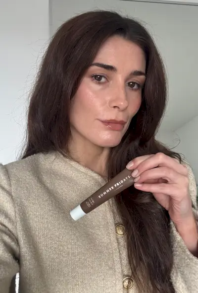 Eleanor wearing Summer Fridays Butter Lip Balm in Hot Cocoa