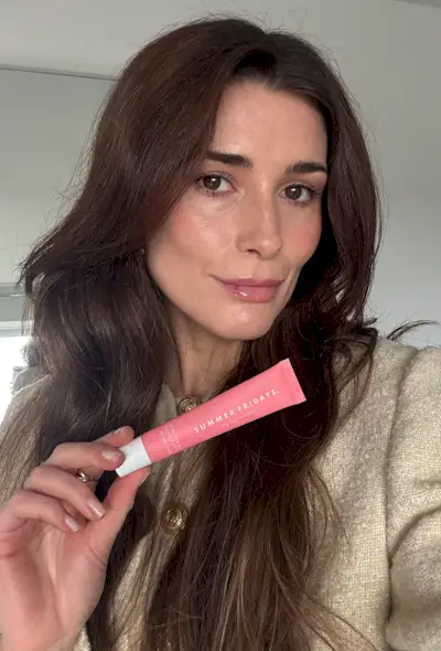 Eleanor wearing Summer Fridays Butter Lip Balm in Pink Sugar