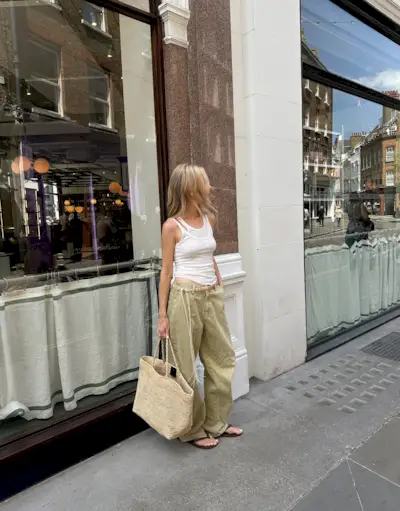 An image of @chloekathbutler wearing khaki jeans, one of the key autumn jeans trends of 2025.