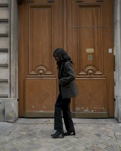 Woman wearing plaid jacket trend fall 2025.