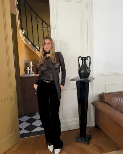 Fashion influencer wearing an all-black outfit.