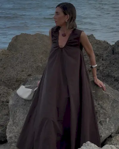 Hannah wears a brown red and the white The Row 90s bag.