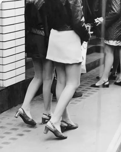 An image of mini skirt outfits, one of the biggest '70s fashion trend.