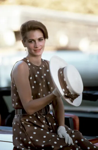 Julia Roberts wears a brown polka dot dress in Pretty Women.