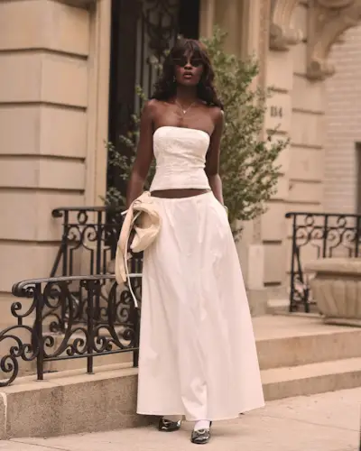 Influencer wears a white cotton poplin skirt.