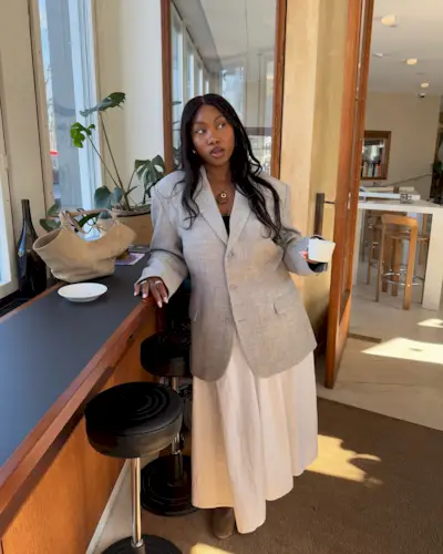 Influencer wears a white cotton poplin skirt.