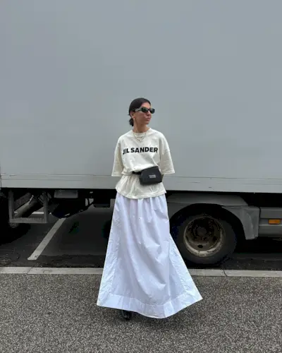Influencer wears a white cotton poplin skirt.