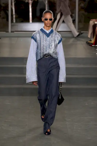 An image of one of the biggest sunglasses trends of 2025 in Tory Burhc's autumn/winter 2025 runway show