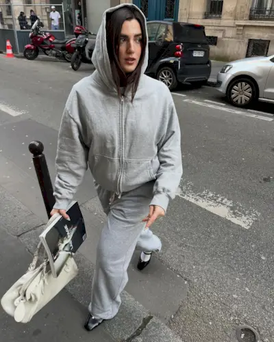 Influencer @_paulineleroy_ wears a grey zip-up hoodie with grey sweatpants.