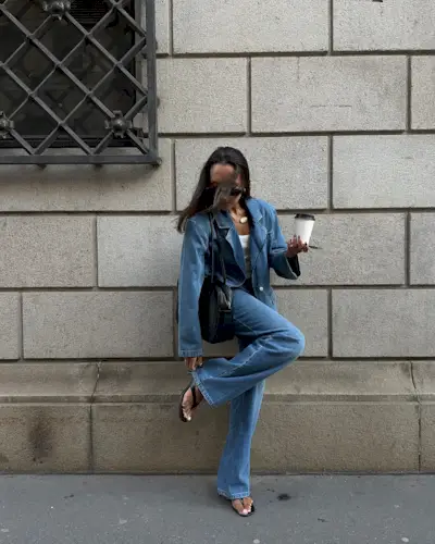 An image of influencer @ingridedvinsen wearing shoes with flare jeans.