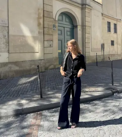 An image of influencer @claradyrhauge wearing shoes with flare jeans.