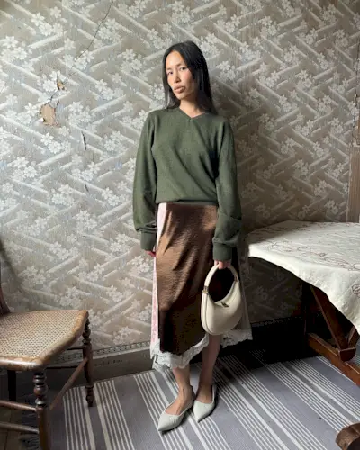 Skirt trends summer 2025: @vikilefevre wears a lace-trimmed skirt