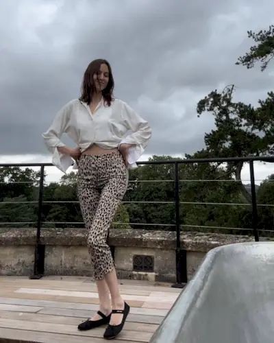 Influencer styles capri pants.