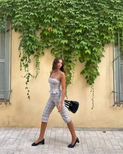 Influencer styles capri pants.