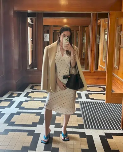 Influencer wears wedge flip flops