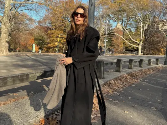 Fashion influencer @jen_wonders wearing a chic long wool winter coat.