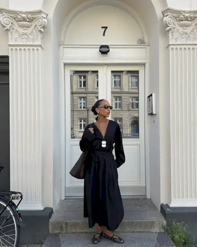 @ingridedvinsen wears a black long-sleeve dress and mesh flats