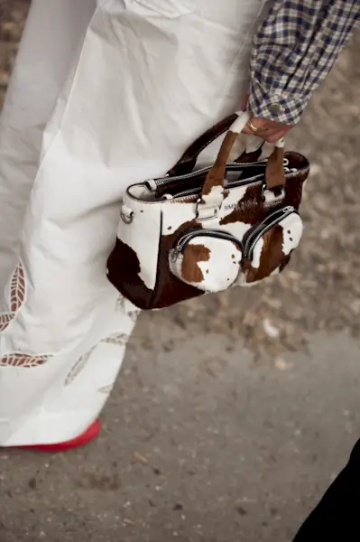 Influencer wears the cow print fashion trend.