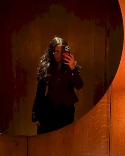 woman wearing hourglass blazer