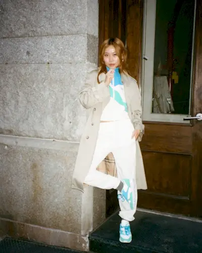 Influencer wears blue trainers.