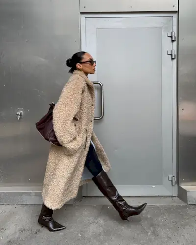 @ingridedvinsen wearing leggings and knee-high boots