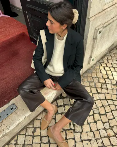  @vicmontantari wearing a chic winter outfit with leather pants and a blazer.