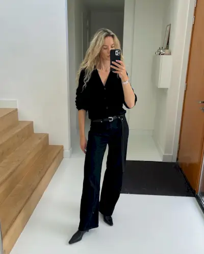  @anoukyve taking a mirror selfie wearing an easy outfit