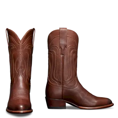 Woman wearing a white set and cowboy boots.