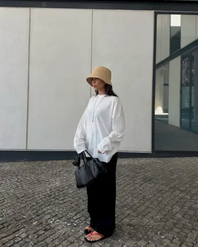 @deborabrosa wears red flip-flops from Ancient Greek Sandals