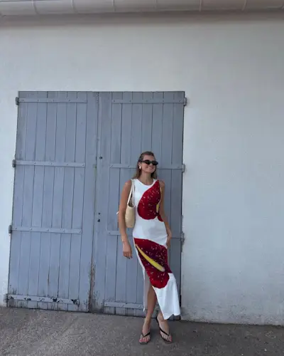 Sara Walker wearing heeled flip-flops