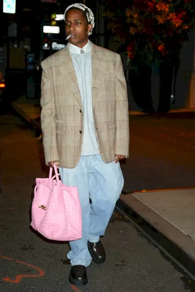 men-wearing-handbags-trend-311573-1705511483402-main