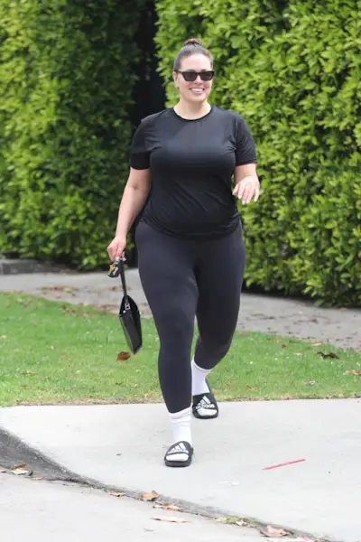 leggings-with-crew-socks-trend-297123-1641408165748-image