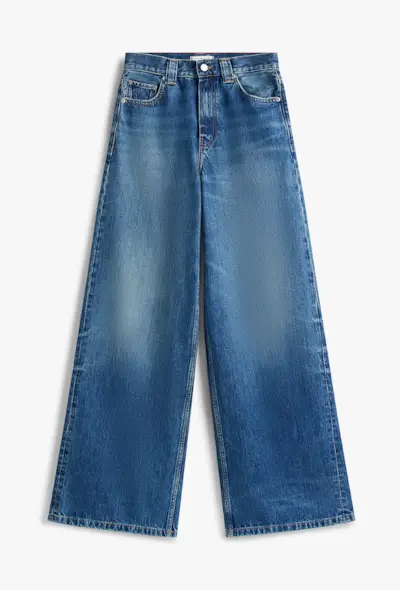 An image of Margot Robbie wearing wide-leg jeans from Bottega Veneta while out in New York in 2023.