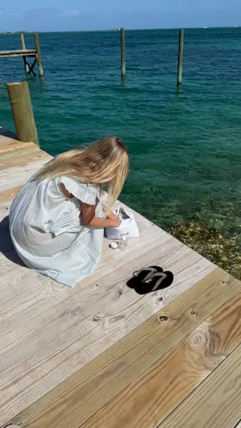 An image of @caitlinburnhamm wearing jelly flip flops, one of the biggest summer accessories.