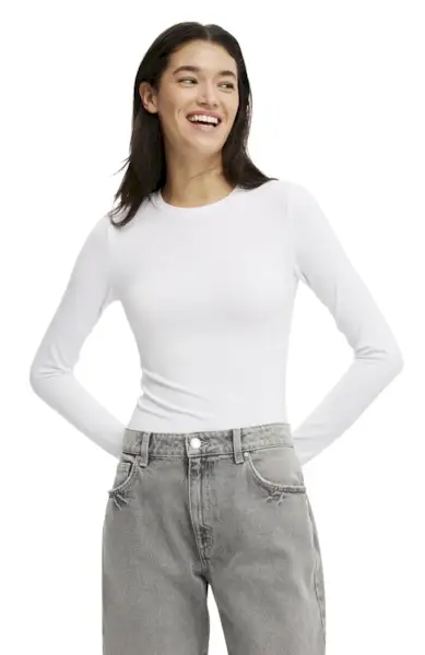 woman wearing fall skirt outfit 2025