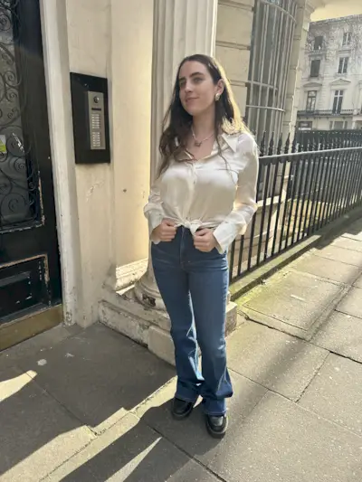 An image of Mommy's Reviews UK SEO Writer Ava Gilchrist wearing the Veronica Beard flared jeans Megan Markle regularly wears.