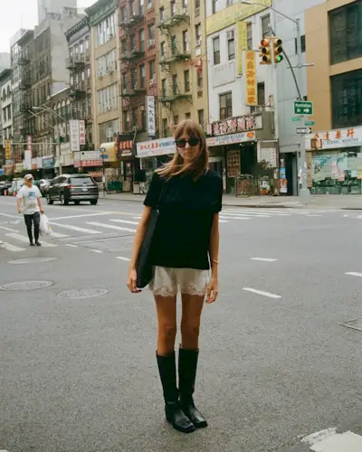 An image of @lizzyhadfield wearing a 2025 short trend.