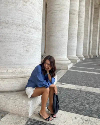 An image of @deborabrosa wearing a 2025 short trend.