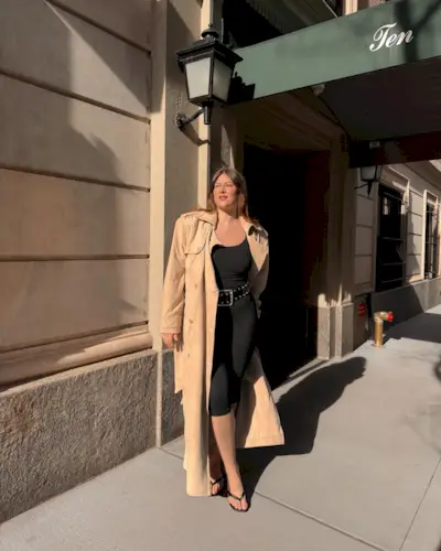 An image of @raeannlangas wearing a 2025 short trend.